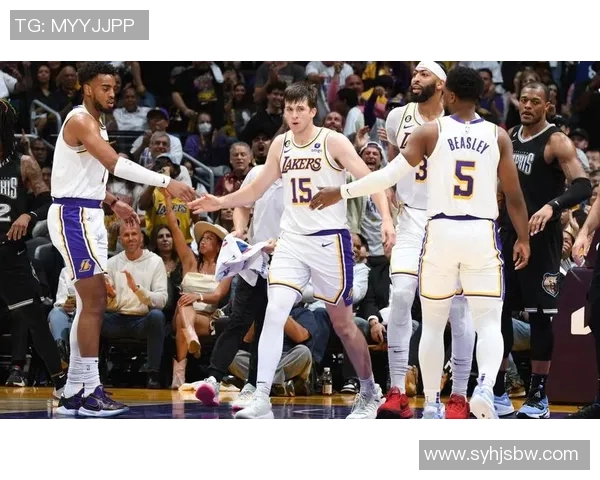 湖人队与灰熊队激战正酣谁能在季后赛中笑到最后